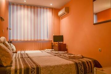 Фото номера Трехместный номер с собственной ванной комнатой Гостевой дом Guest House Ivel г. Сапарева-Баня 5