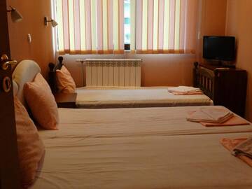 Фото номера Трехместный номер с собственной ванной комнатой Гостевой дом Guest House Ivel г. Сапарева-Баня 3