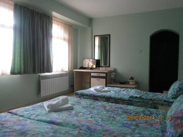 Фото номера Трехместный номер Отель Family Hotel Emaly Green г. Сапарева-Баня 5