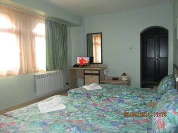 Фото номера Трехместный номер Отель Family Hotel Emaly Green г. Сапарева-Баня 2