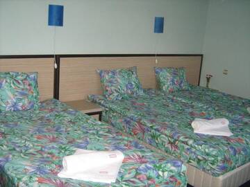 Фото номера Трехместный номер Отель Family Hotel Emaly Green г. Сапарева-Баня 4