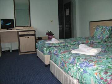 Фото номера Трехместный номер Отель Family Hotel Emaly Green г. Сапарева-Баня 3