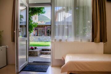 Фото номера Трехместный номер с окном Гостевой дом Guest House ViA г. Сапарева-Баня 11