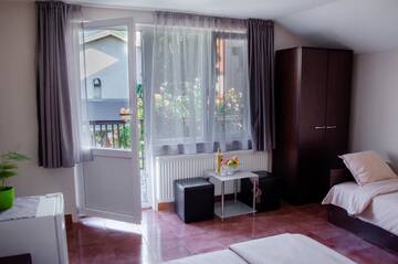 Фото номера Трехместный номер с балконом Гостевой дом Guest House ViA г. Сапарева-Баня 3