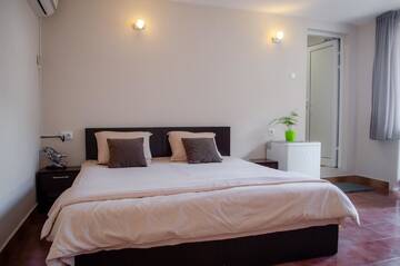 Фото номера Трехместный номер с балконом Гостевой дом Guest House ViA г. Сапарева-Баня 2