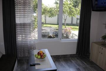 Фото номера Трехместный номер, вид на сад Гостевой дом Guest House ViA г. Сапарева-Баня 7