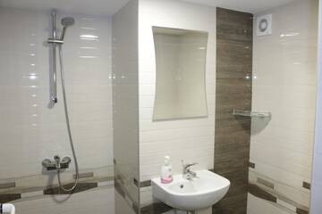 Фото номера Трехместный номер, вид на сад Гостевой дом Guest House ViA г. Сапарева-Баня 4