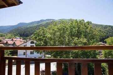 Фото номера Семейный номер с видом на горы Отель Sveti Nikola Family Hotel Sapareva Banya г. Сапарева-Баня 3