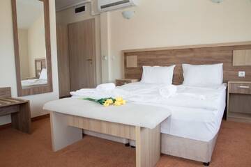 Фото номера Двухместный номер с 1 кроватью и балконом Отель Sveti Nikola Family Hotel Sapareva Banya г. Сапарева-Баня 6