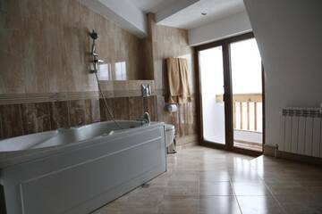 Фото номера Дом с 5 спальнями Гостевой дом Holiday House Kubrat г. Сапарева-Баня 11