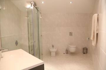 Фото номера Дом с 5 спальнями Гостевой дом Holiday House Kubrat г. Сапарева-Баня 9