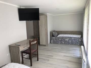 Фото номера Четырехместный номер с балконом Гостевой дом Guest House Rest г. Сапарева-Баня 4