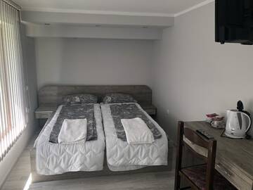 Фото номера Четырехместный номер с балконом Гостевой дом Guest House Rest г. Сапарева-Баня 2