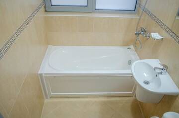 Фото номера Трехместный номер с собственной ванной комнатой Гостевой дом Guest House Dinevi г. Сапарева-Баня 2