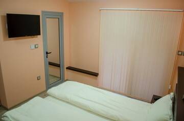Фото номера Трехместный номер с собственной ванной комнатой Гостевой дом Guest House Dinevi г. Сапарева-Баня 4